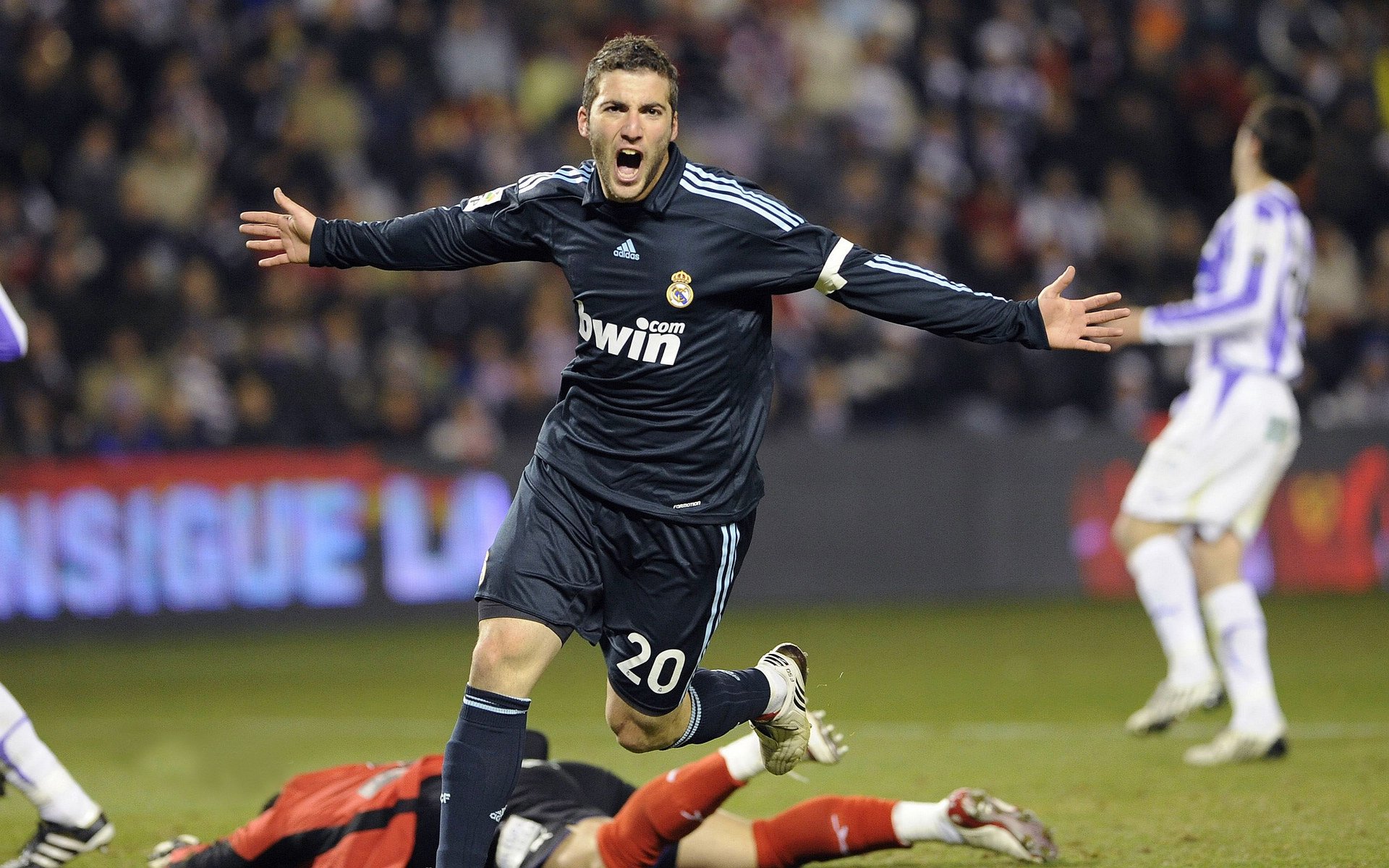 开云官方平台-客场作战氛围热烈，球迷助威声不断，客场球迷啥意思